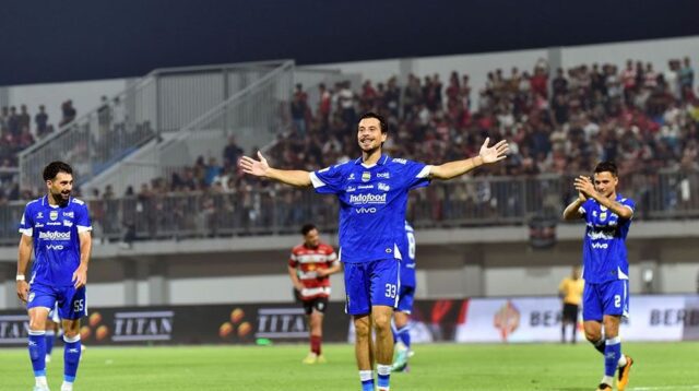 Thom Haye cetak gol perdana untuk Persib (foto: Persib)