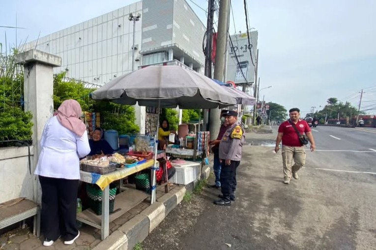 Bhabinkamtibmas Srondol Kulon bersama aparat kecamatan memberikan himbauan kepada PKL (foto: Polsek Banyumanik)