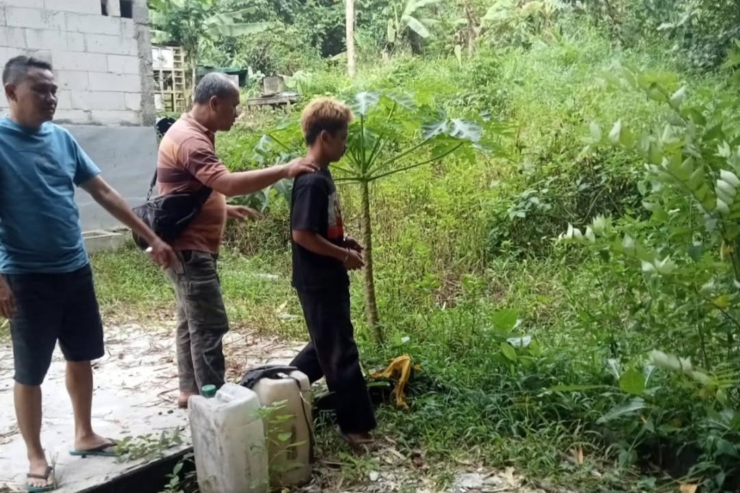 Polisi menangkap pencuri motor (foto: Polsek Banyumanik)
