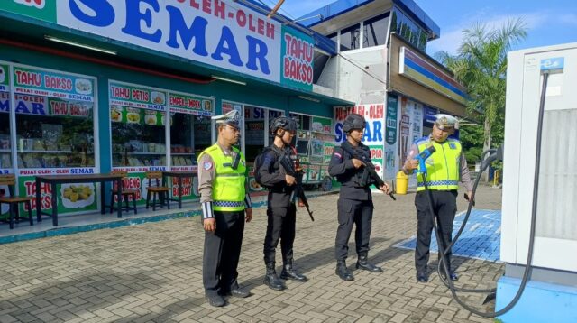 Polsek Gajahmungkur di Pos Pam Rest Area 424B saat Operasi Lilin Candi 2025 (foto: Polsek Gajahmungkur)