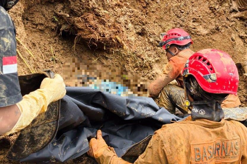 Petugas SAR mengevakuasi korban longsor yang ditemukan tertimbun material di lokasi kejadian (foto: Basarnas Semarang) Petugas SAR mengevakuasi korban longsor yang ditemukan tertimbun material di lokasi kejadian (foto: Basarnas Semarang)