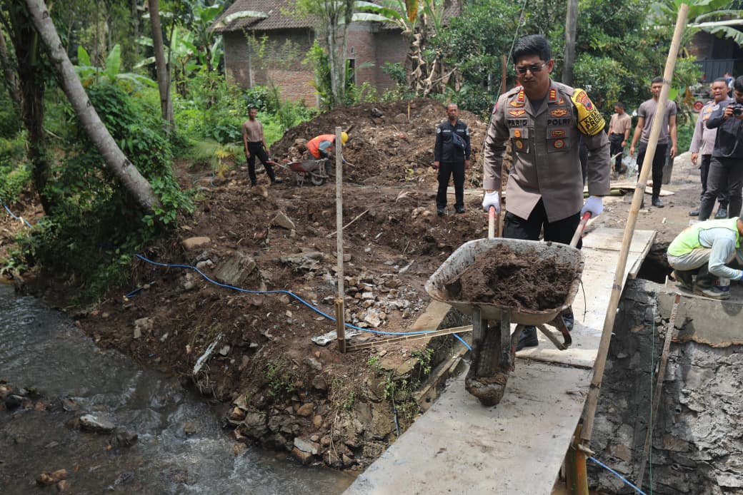 Jembatan Sungai Sigandul yang sedang diperbaiki (foto: Polres Semarang)