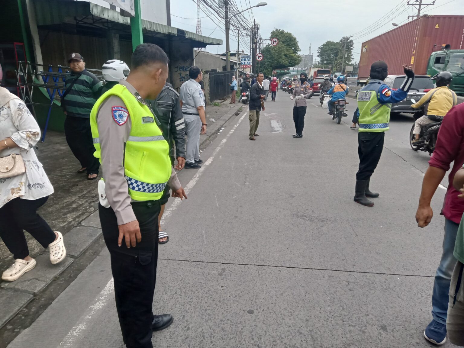 Sat Lantas Polres Semarang melakukan pemeriksaan awal di lokasi kejadian (foto: Polres Semarang) Sat Lantas Polres Semarang melakukan pemeriksaan awal di lokasi kejadian (foto: Polres Semarang)