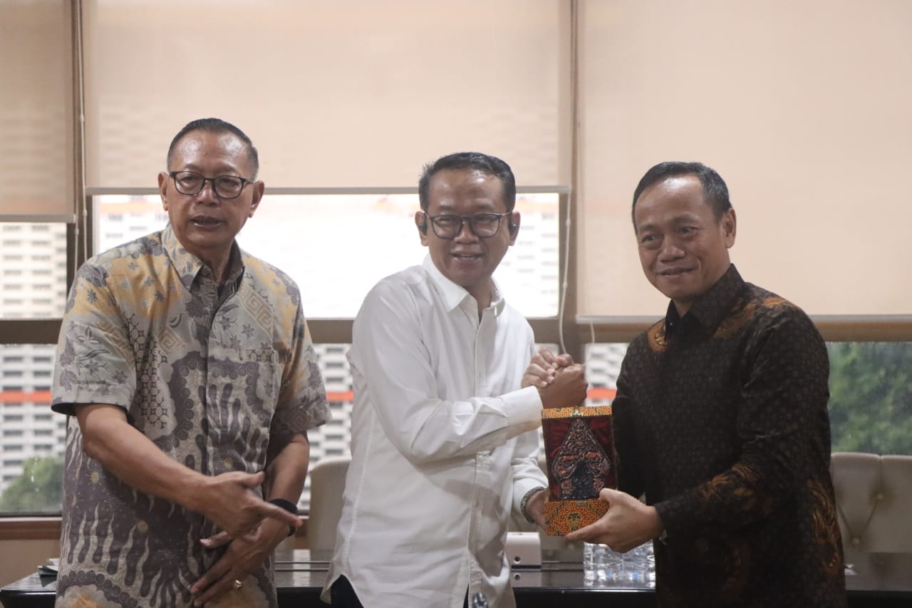 Komisi C DPRD Provinsi Jateng berdiskusi dengan PT Jamkrida Jakarta, Senin 12 Januari 2026, membahas soal perluasan jangkauan penjaminan (foto: DPRD Jateng)