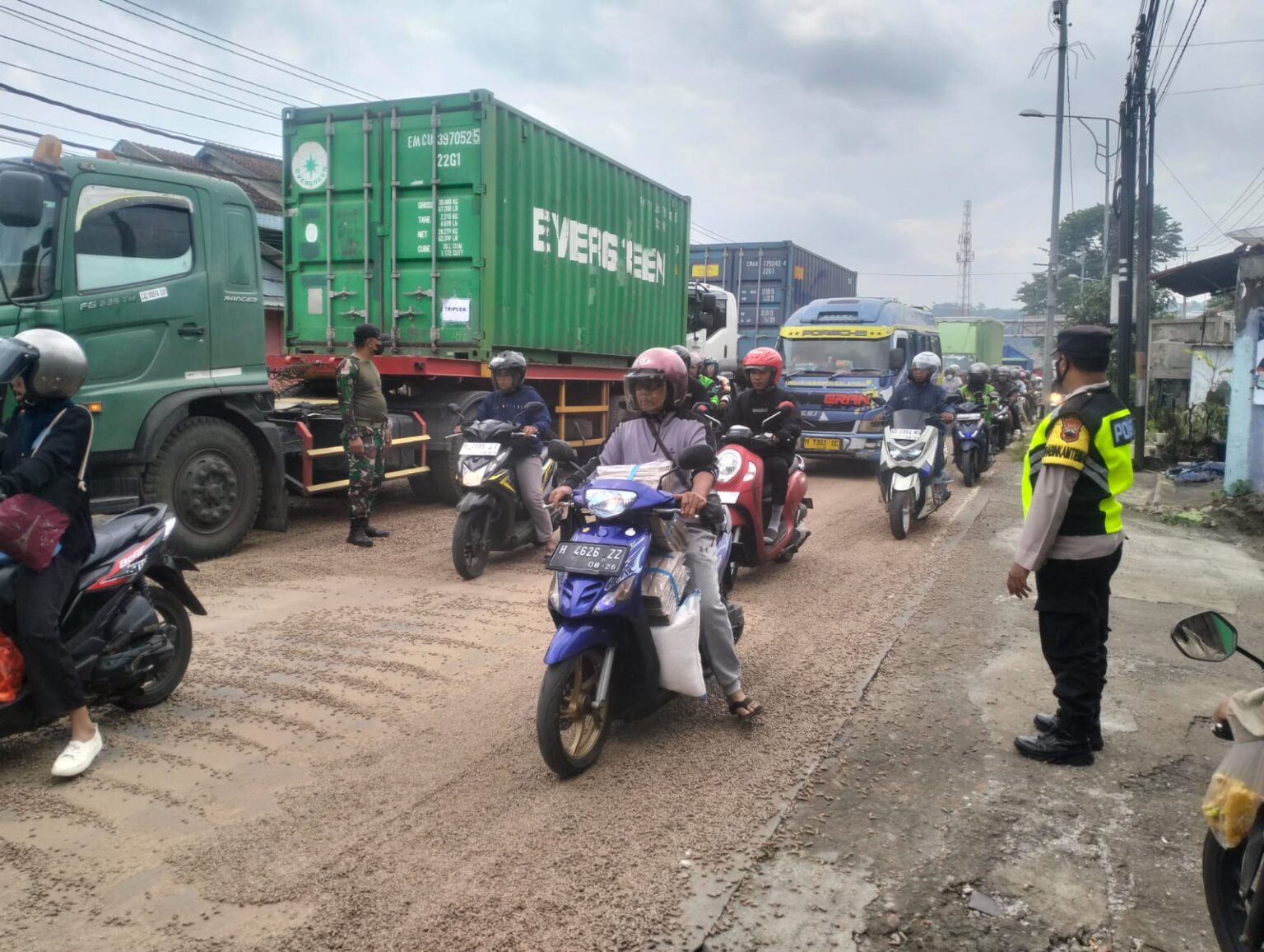 25 ton partikel kayu siap ekspor tumpah di Bawen, Selasa 20 Januari 2026 (foto: Polres Semarang)