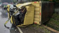 Kondisi truk boks yang terguling usai menabrak dua mobil yang terparkir di depan Frozen Mart Bergas, Kabupaten Semarang, Jumat 23 Januari 2026 (foto: Polres Semarang)