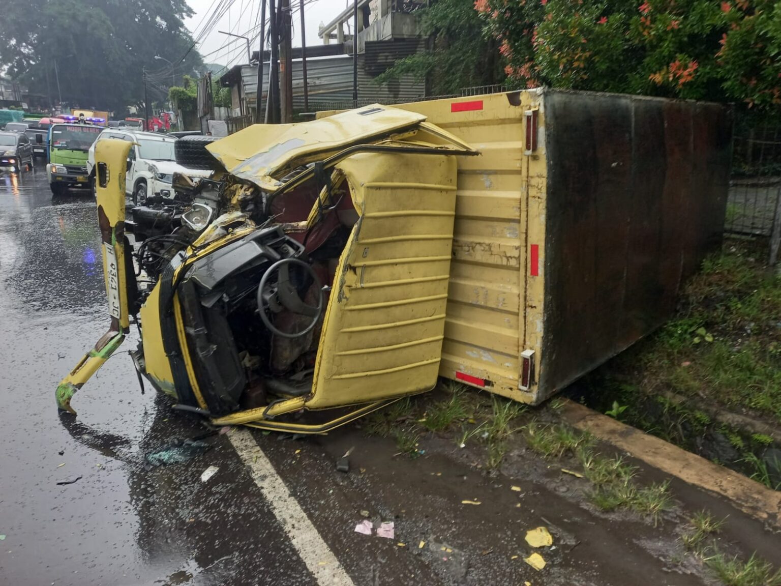 Kondisi truk boks yang terguling usai menabrak dua mobil yang terparkir di depan Frozen Mart Bergas, Kabupaten Semarang, Jumat 23 Januari 2026 (foto: Polres Semarang)