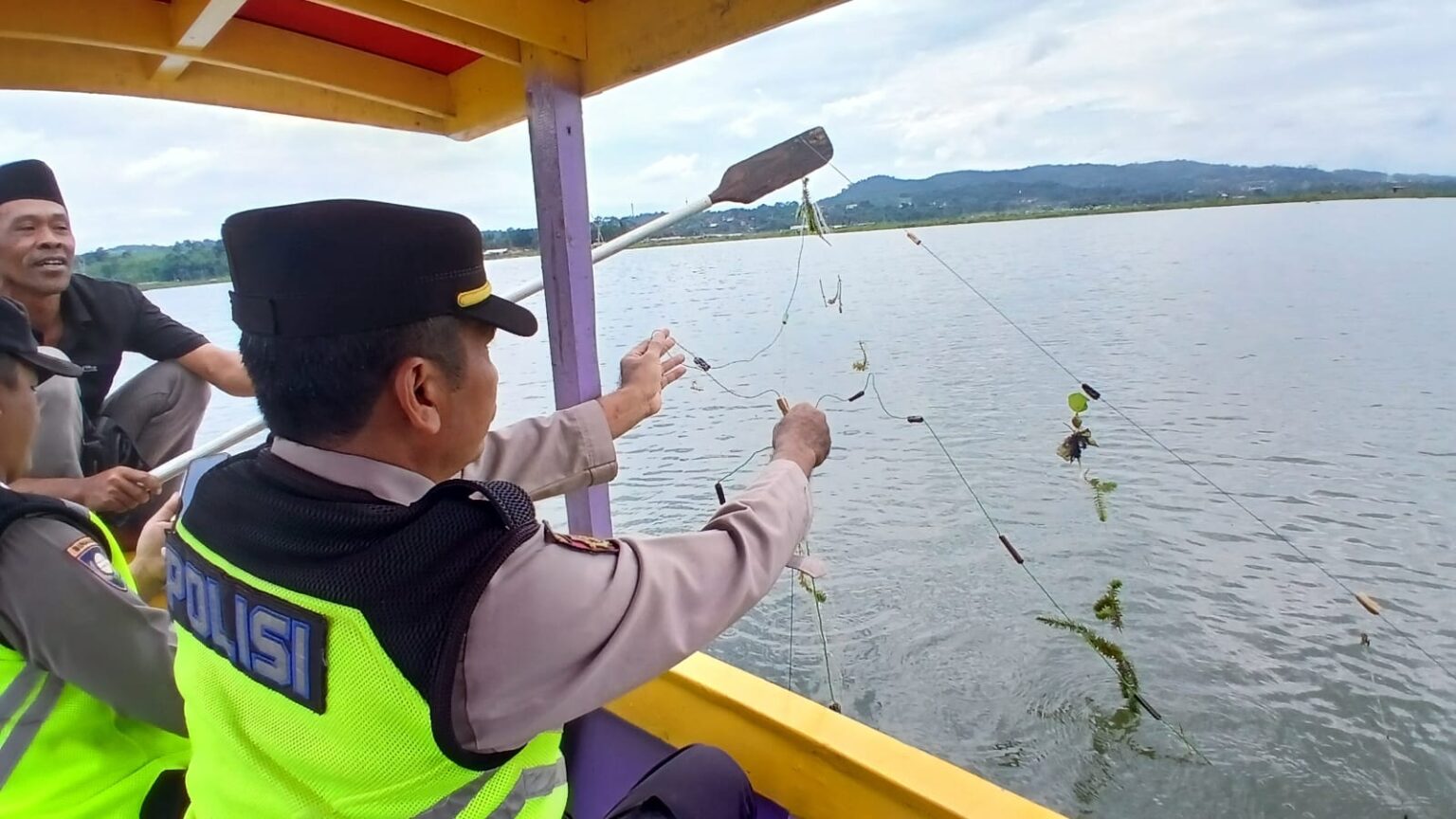 Perahu nelayan yang hanyut di Kali Tuntang Rawa Pening menjadi petunjuk awal pencarian korban (foto: Polres Semarang)