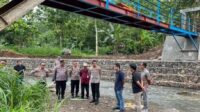 Peninjauan jembatan Jabungan dilakukan untuk memastikan pembangunan sesuai standar keselamatan (foto: Polrestabes Semarang) Peninjauan jembatan Jabungan dilakukan untuk memastikan pembangunan sesuai standar keselamatan (foto: Polrestabes Semarang)