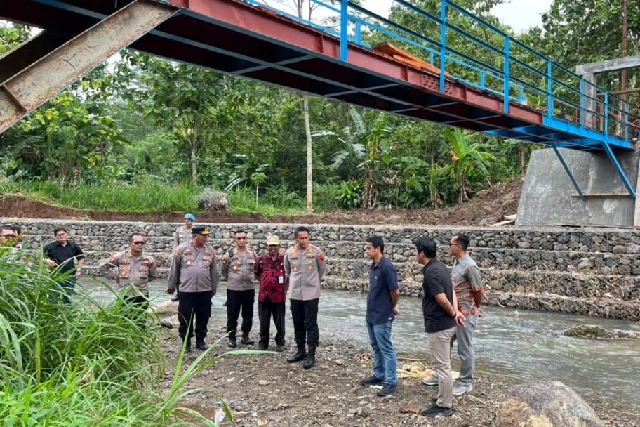 Peninjauan jembatan Jabungan dilakukan untuk memastikan pembangunan sesuai standar keselamatan (foto: Polrestabes Semarang) Peninjauan jembatan Jabungan dilakukan untuk memastikan pembangunan sesuai standar keselamatan (foto: Polrestabes Semarang)
