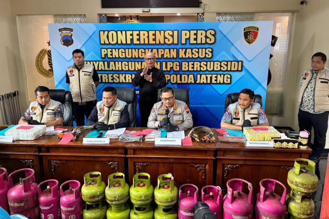 Barang bukti ribuan tabung LPG berbagai ukuran disita dalam pengungkapan kasus di Semarang (foto: Polda Jateng)
