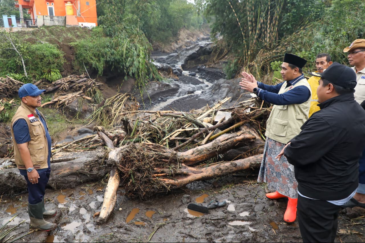 Wakil Gubernur Jateng Taj Yasin Maimoen meninjau lokasi banjir bandang yang dipenuhi kayu hanyut, Minggu 25 Januari 2026 (foto: Pemprov Jateng) Wakil Gubernur Jateng Taj Yasin Maimoen meninjau lokasi banjir bandang yang dipenuhi kayu hanyut, Minggu 25 Januari 2026 (foto: Pemprov Jateng)