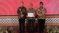 Pemkab Wonogiri memberikan penghargaan kepada Bank Jateng (foto: Bank Jateng)