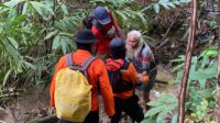 Basarnas Semarang dan tim SAR gabungan mengevakuasi nenek yang tersesat di hutan Kalialang (foto: Basarnas Semarang)