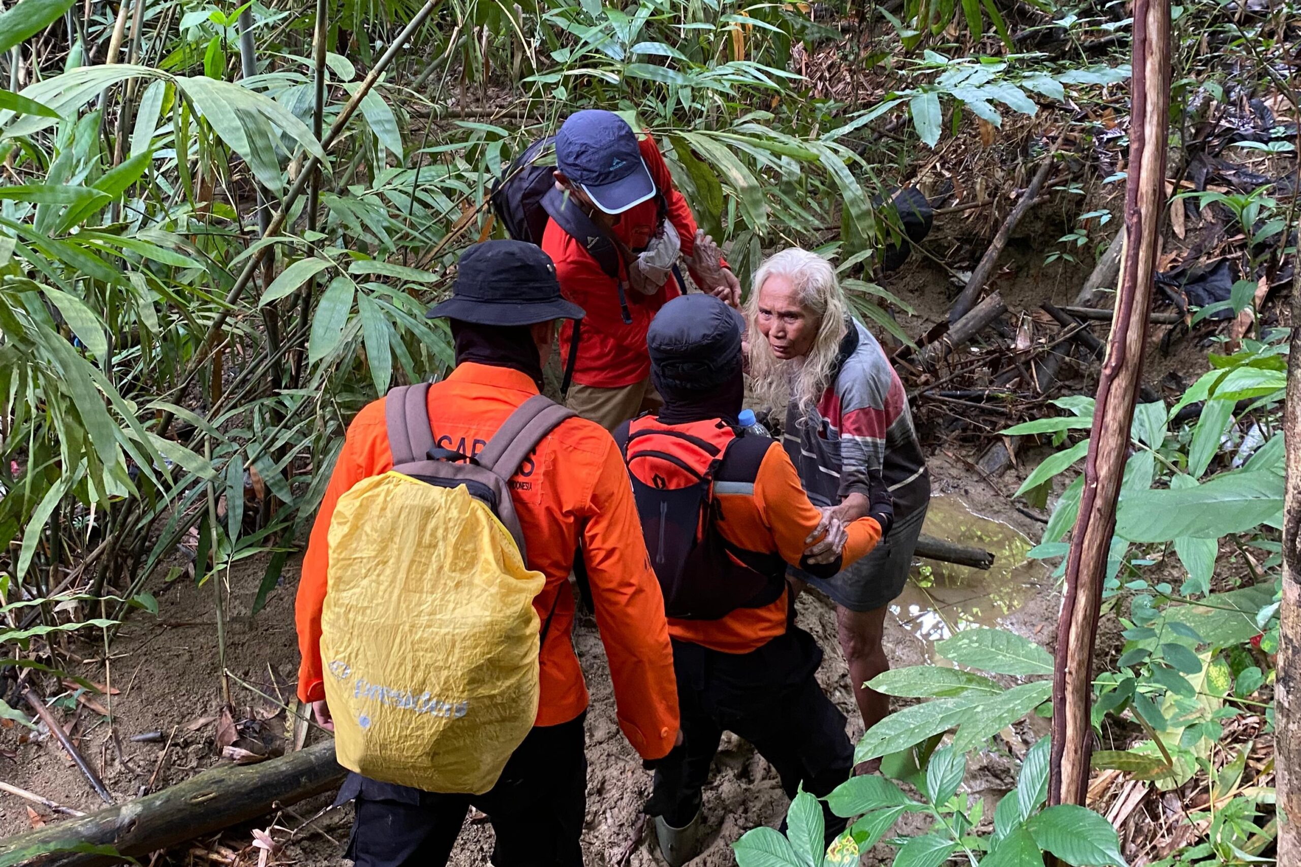 Basarnas Semarang dan tim SAR gabungan mengevakuasi nenek yang tersesat di hutan Kalialang (foto: Basarnas Semarang)