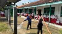 Petugas dan relawan membersihkan lumpur sisa banjir di MI Yasi Kronggen, Kecamatan Brati (foto: BPBD Grobogan)