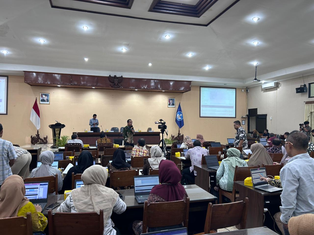 Penyuluh Pajak Kanwil DJP Jateng I mendampingi peserta aktivasi akun Coretax (foto: DJP Jateng I) Penyuluh Pajak Kanwil DJP Jateng I mendampingi peserta aktivasi akun Coretax (foto: DJP Jateng I)
