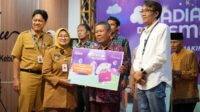 Sakirun menerima hadiah dari Bank Jateng (foto: Bank Jateng)