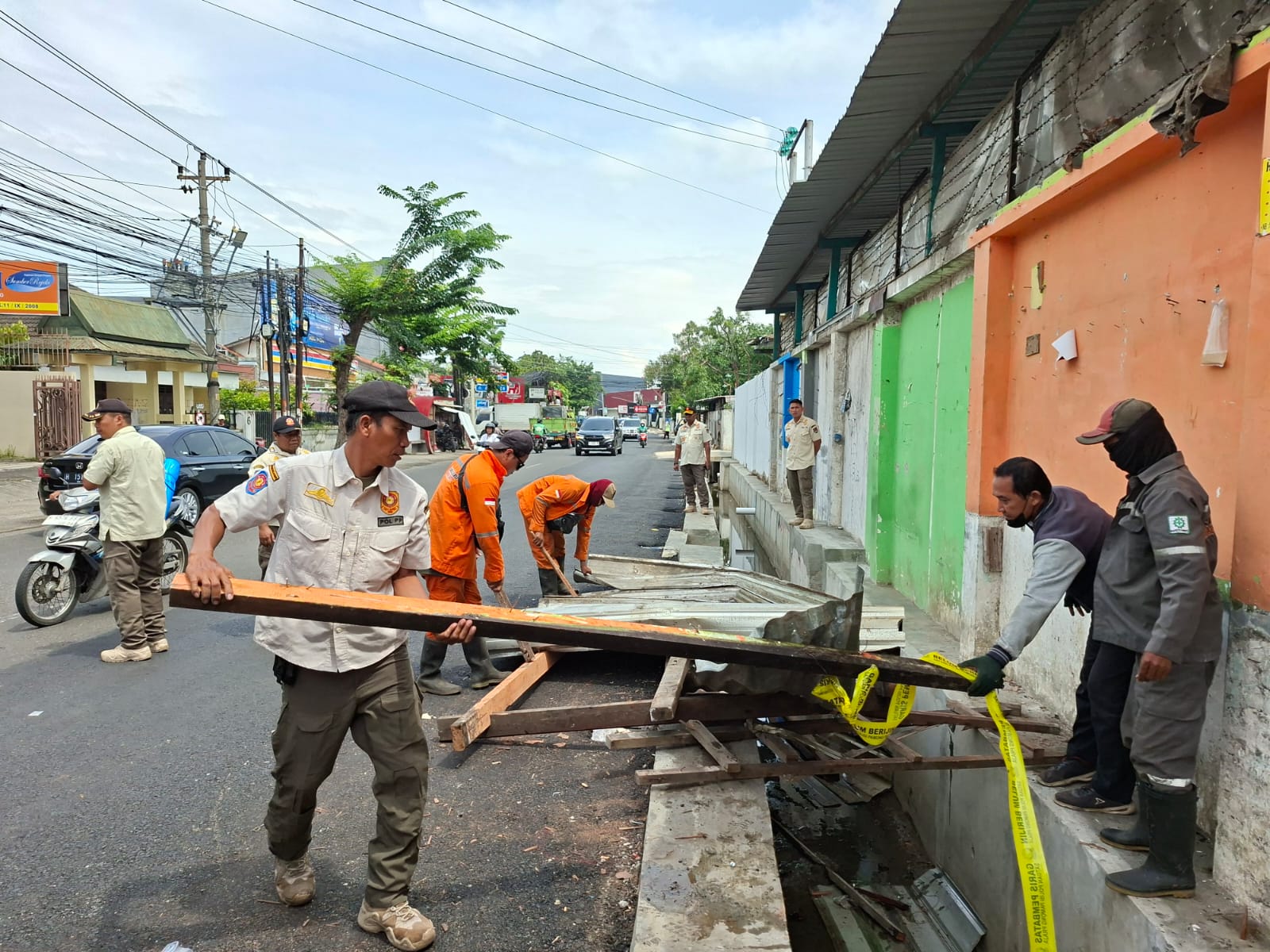 Satpol PP Kota semarang bongkar lapak PKL di Jalan Gajah Raya. (matasemarang.com/Lia Dina) Satpol PP Kota semarang bongkar lapak PKL di Jalan Gajah Raya. (matasemarang.com/Lia Dina)