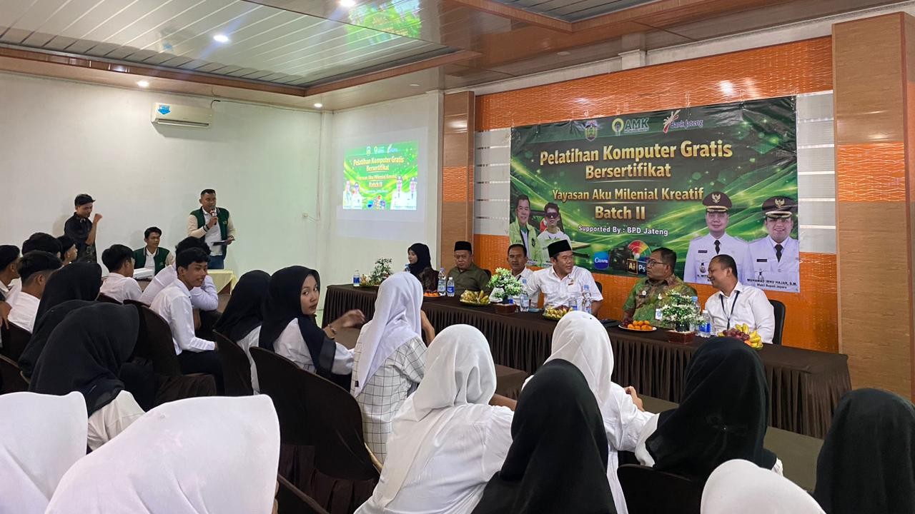 Pelatihan komputer gratis bagi siswa SMK Islam Tsamrotul Huda, Desa Kecapi, Selasa 6 Januari 2026 (foto: Bank Jateng) Pelatihan komputer gratis bagi siswa SMK Islam Tsamrotul Huda, Desa Kecapi, Selasa 6 Januari 2026 (foto: Bank Jateng)