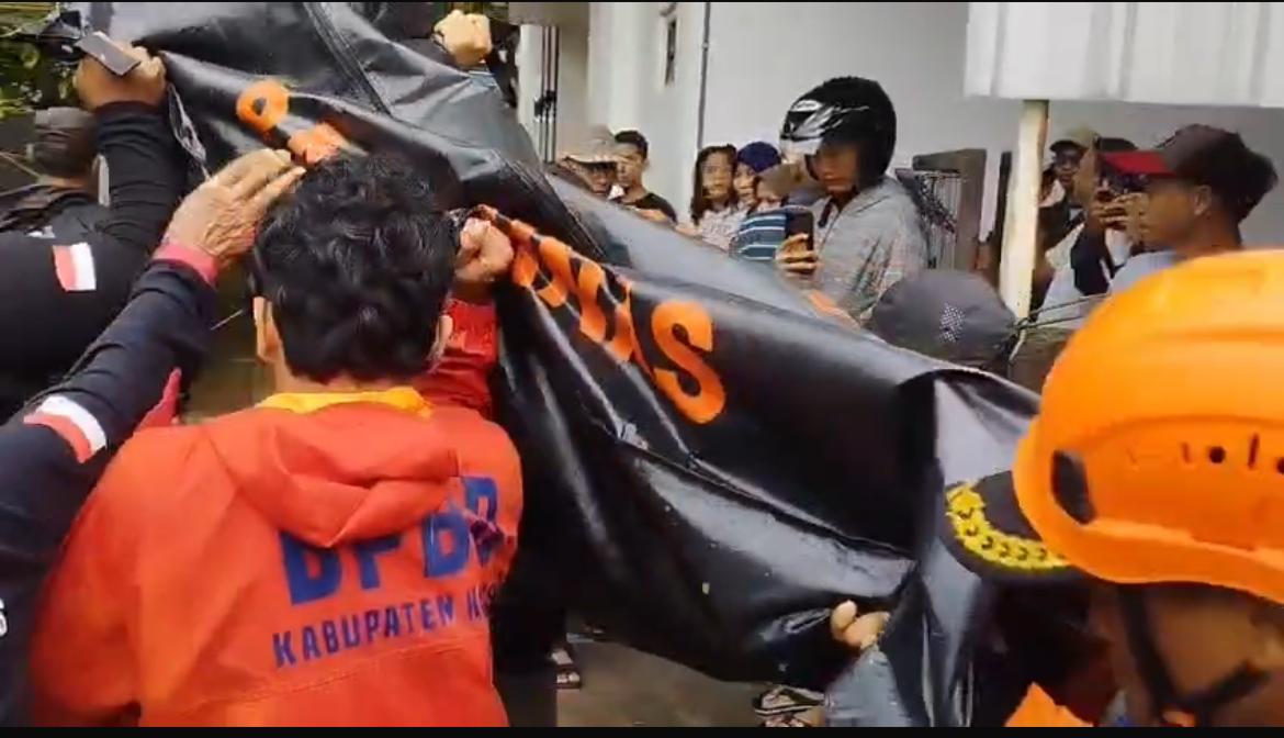Bocah asal Kudus yang hanyut di anak Sungai Perak ditemukan 700 meter dari lokasi (foto: Basarnas Semarang) Bocah asal Kudus yang hanyut di anak Sungai Perak ditemukan 700 meter dari lokasi (foto: Basarnas Semarang)