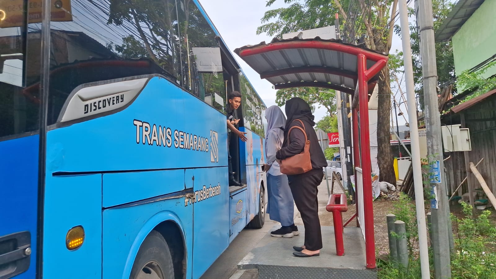 Salah satu halte Trans Semarang yang menjadi rendah di Jalan Majapahit. (matasemarang.com/Lia dina)