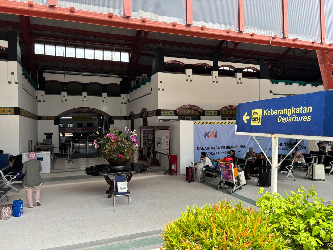 Pemindahan sementara boarding gate di Stasiun Semarang Tawang. (matasemarang.com/Lia Dina)