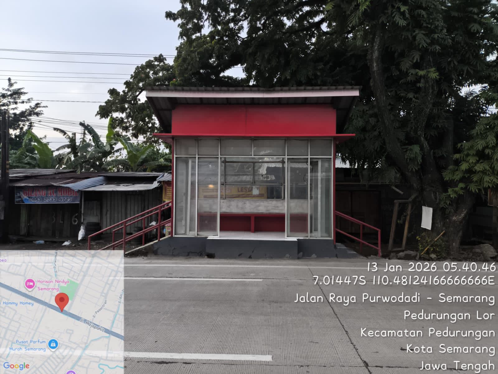 Halte Trans Semarang hampir tenggelam akibat peninggian jalan (foto: Trans Semarang)