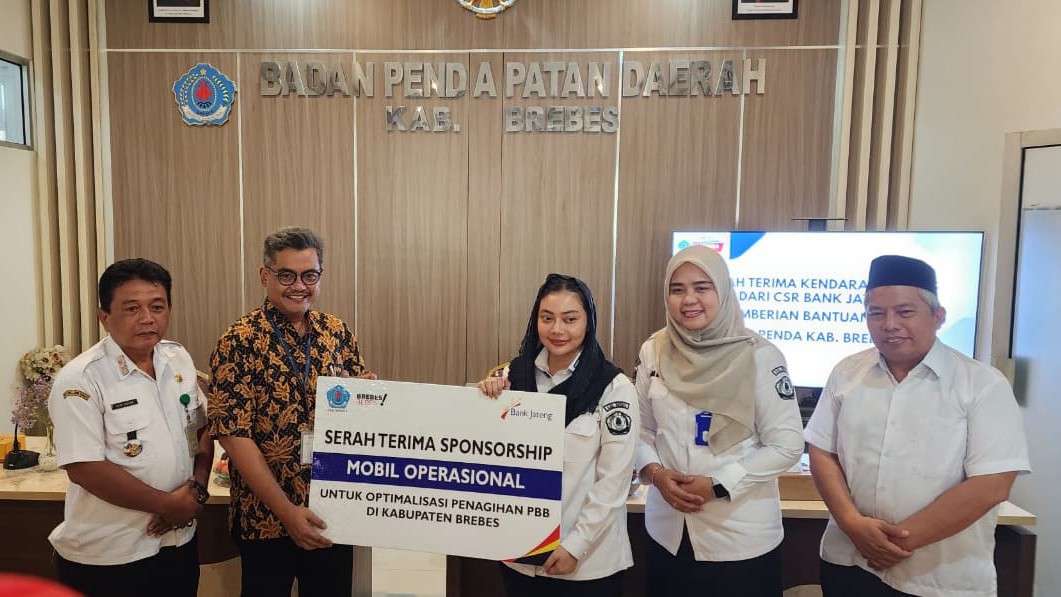 Bank Jateng Cabang Brebes menyerahkan satu unit mobil operasional Toyota Rush GR kepada Pemerintah Kabupaten Brebes (foto: Bank Jateng) Bank Jateng Cabang Brebes menyerahkan satu unit mobil operasional Toyota Rush GR kepada Pemerintah Kabupaten Brebes (foto: Bank Jateng)