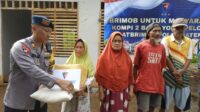 Komandan Kompi 2 Batalyon D Pelopor Satbrimob Polda Jawa Tengah AKP Setiajid , menyerahkan bantuan sembako kepada warga korban bencana tanah gerak, Rabu 14 Januari 2026