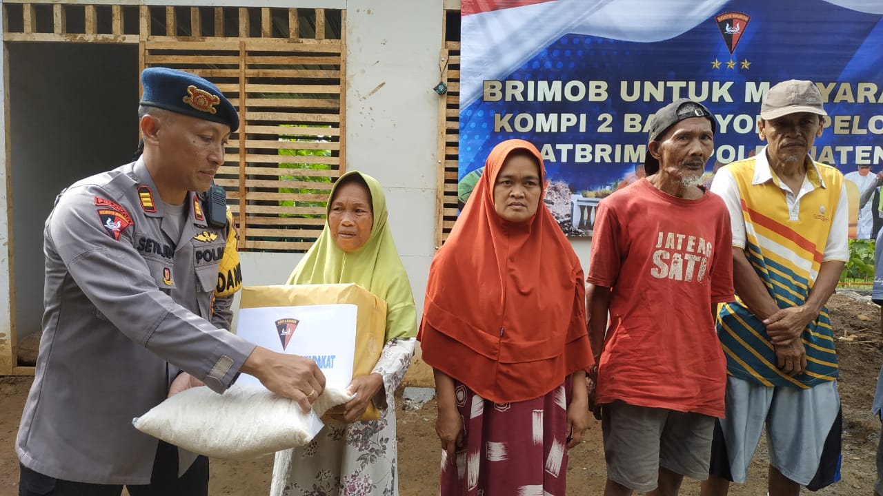 Komandan Kompi 2 Batalyon D Pelopor Satbrimob Polda Jawa Tengah AKP Setiajid , menyerahkan bantuan sembako kepada warga korban bencana tanah gerak, Rabu 14 Januari 2026