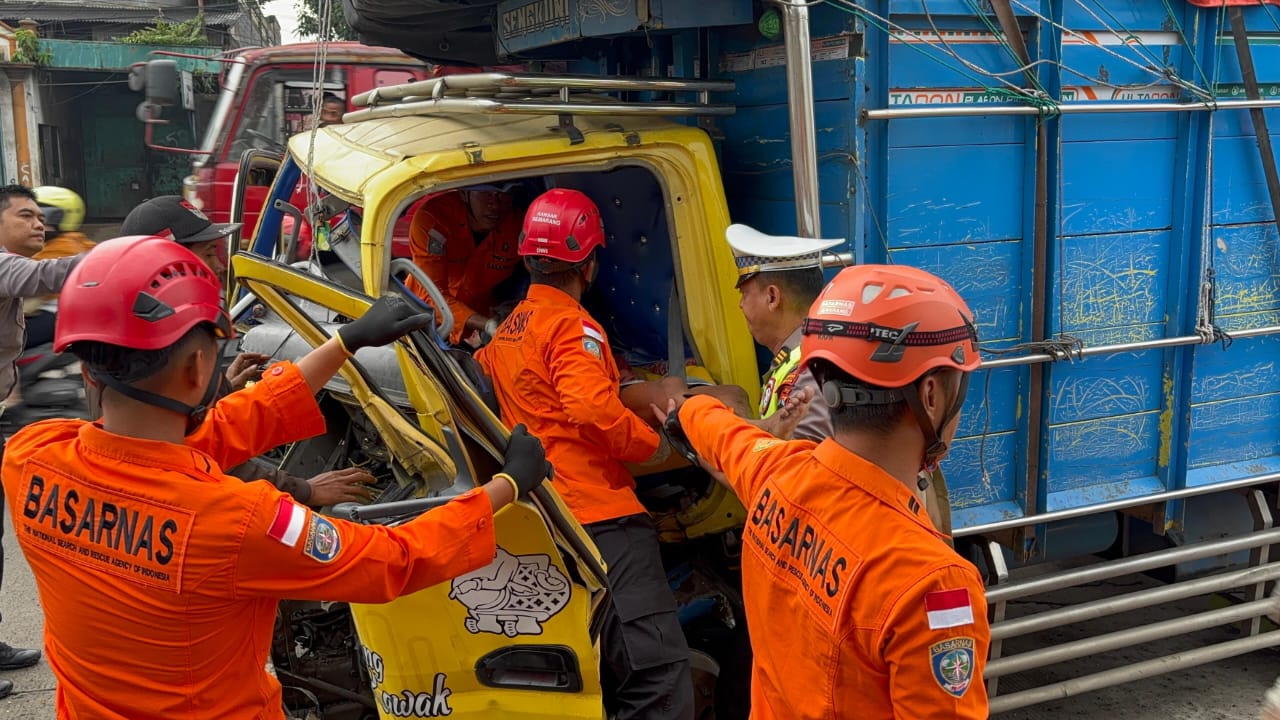 AR Gabungan mengevakuasi korban kecelakaan truk di jalur Pantura, Kamis 15 Januari 2026 (foto: Basarnas Semarang)