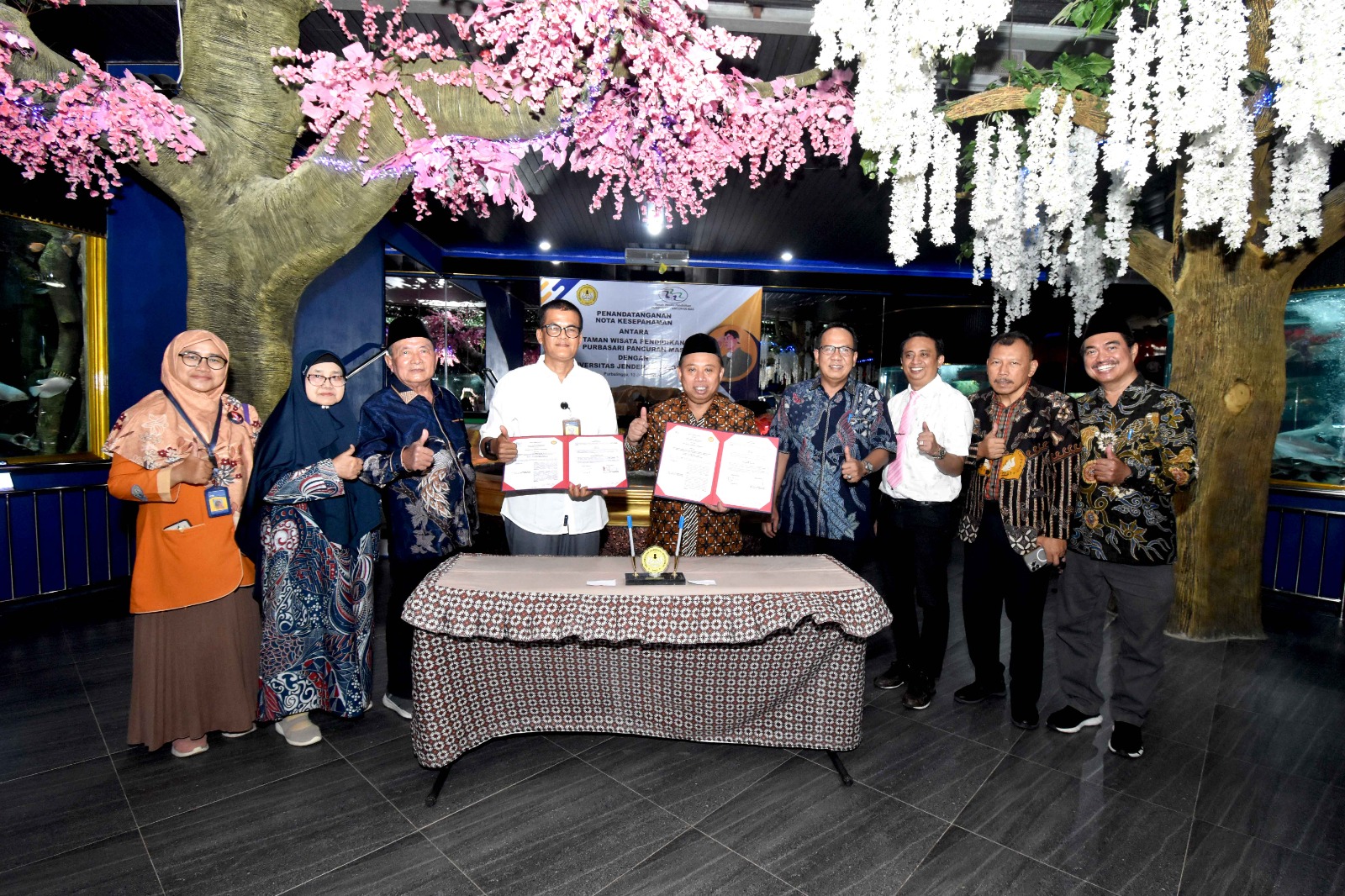 Penandatanganan MoU dilakukan oleh Rektor Unsoed Prof. Akhmad Sodiq dan DIrektur Taman Wisata Edukasi PurbasariJunjung S,E. (kemeja putih sebelah kiri) Selasa 13 Januari 2026 (foto: Humas Unsoed) Penandatanganan MoU dilakukan oleh Rektor Unsoed Prof. Akhmad Sodiq dan DIrektur Taman Wisata Edukasi PurbasariJunjung S,E. (kemeja putih sebelah kiri) Selasa 13 Januari 2026 (foto: Humas Unsoed)