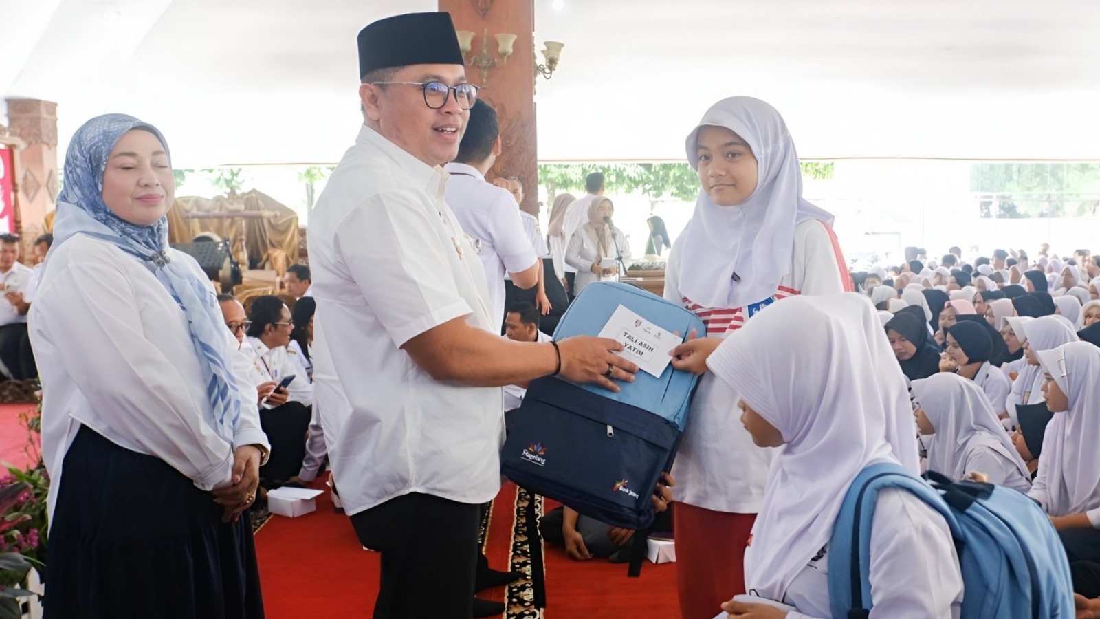Bank Jateng, Pemkot Magelang, dan Baznas dalam memberikan santunan kepada 468 anak yatim piatu (foto: Bank Jateng)
