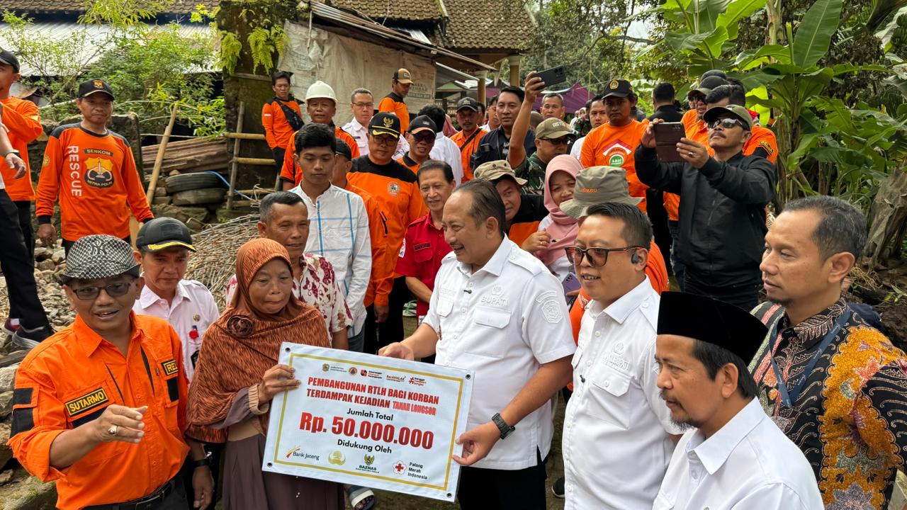 Bupati Karanganyar Rober Christanto memberikan bantuan pada warga korban tanah longsor, Rabu 14 Januari 2026 (foto: Bank Jateng)