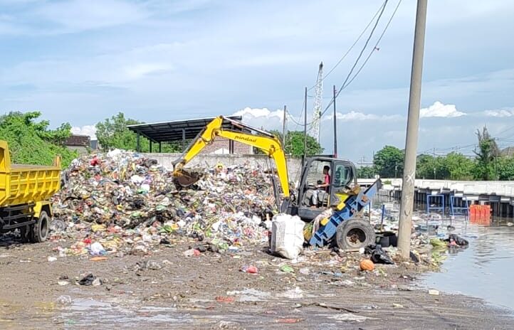 Pengerukan sampah di TPS Muktiharjo Kidul. (matasemarang.com/Lia Dina)