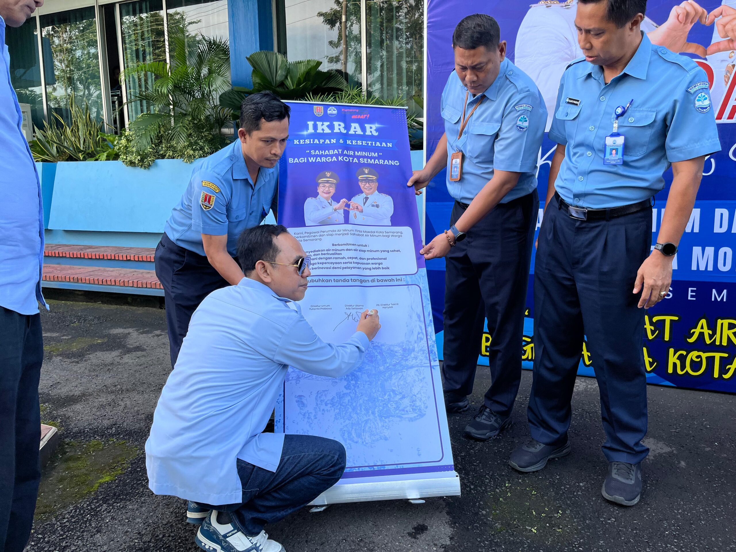 penandatanganan ikrar Sahabat air Minum Warga Kota Semarang. (matasemarang.com/Lia Dina)