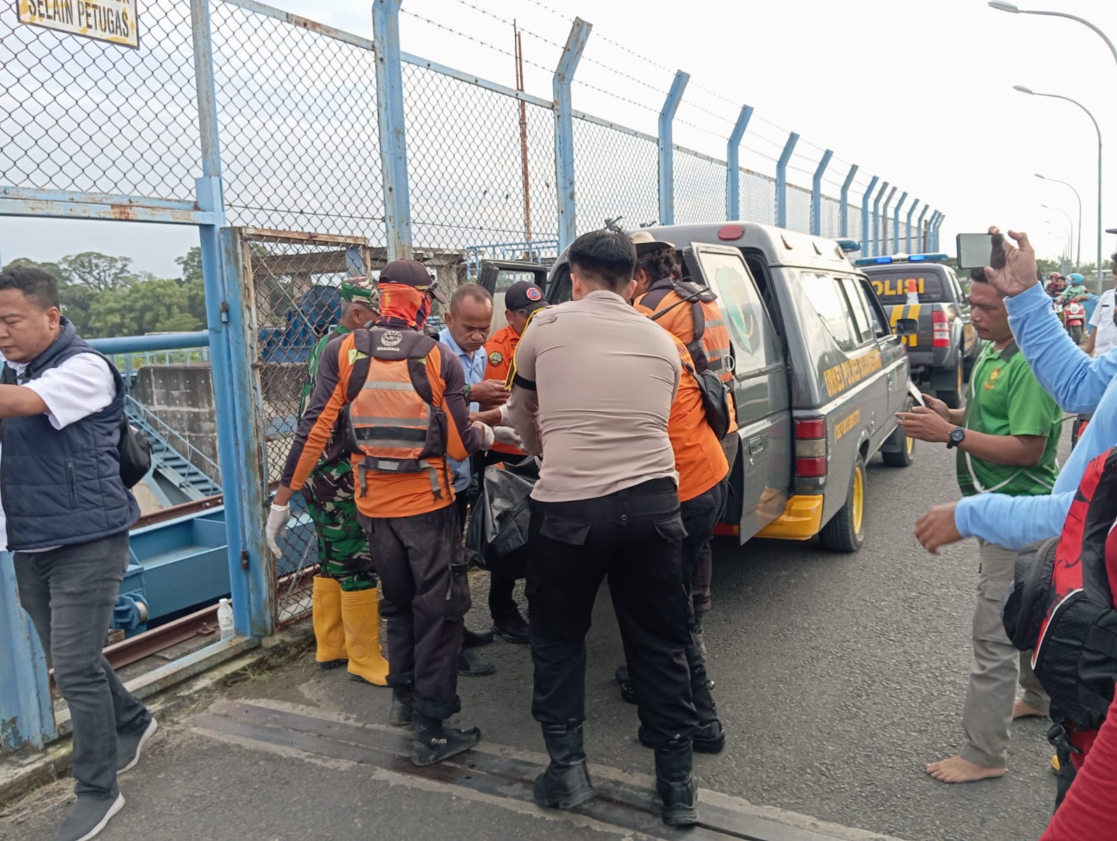 Basarnas mengevakuasi jenazah korban tenggelam di pintu air Bendungan Gerak Bojonegoro (foto: Basarnas Semarang)