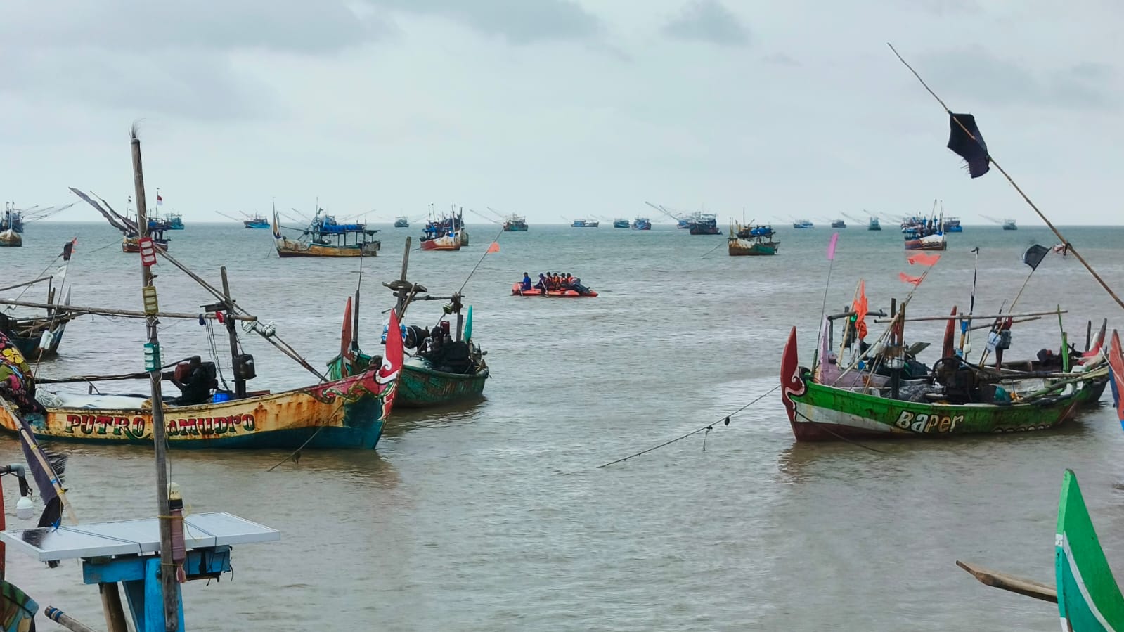 Tim SAR gabungan melakukan pencarian nelayan hilang di Perairan Banyutowo, Pati (foto: Basarnas Semarang)