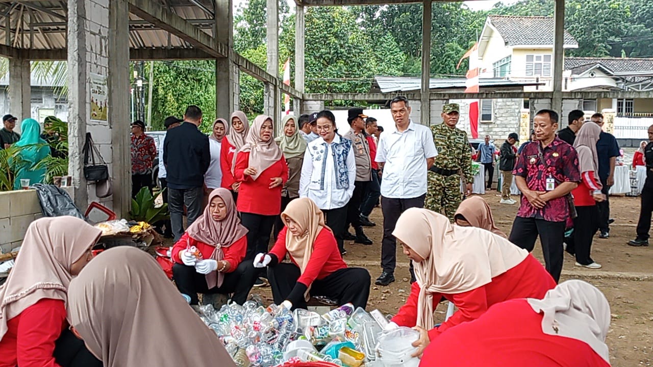 Wali Kota Semarang Agustina Wilujeng saat meninjau Bank Sampah Alamanda. (matasemarang.com/Lia Dina) Wali Kota Semarang Agustina Wilujeng saat meninjau Bank Sampah Alamanda. (matasemarang.com/Lia Dina)