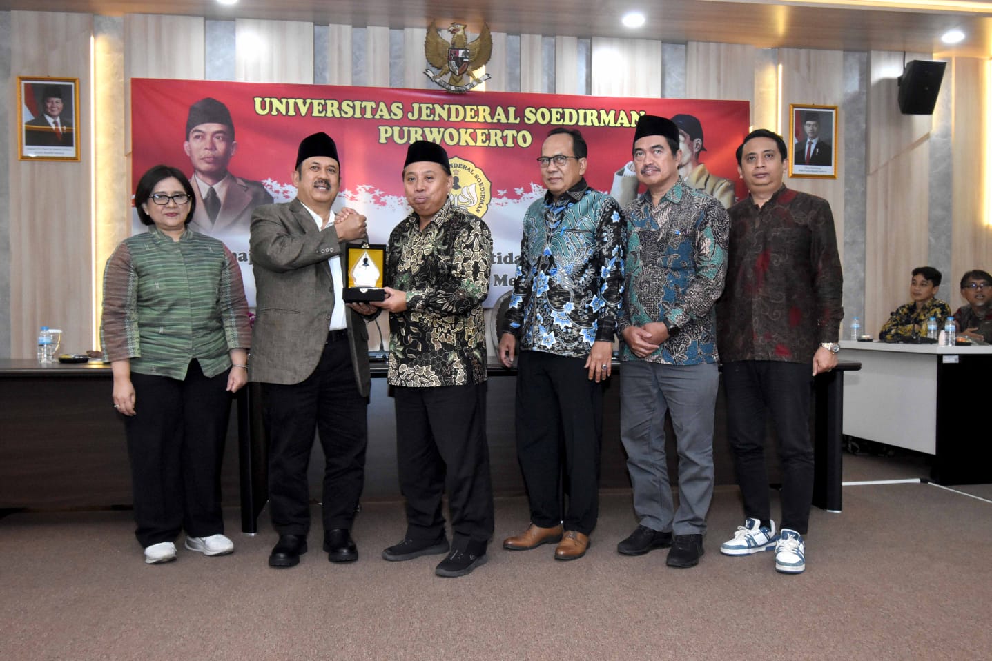 Rektor Unsoed Prof. Akhmad Sodiq menyambut Menteri PPN/Kepala Bappenas Prof. Rachmat Pambudy di Purwokerto (foto: Humas Unsoed)