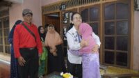 Wali Kota Semarang memeluk Mbah Kamijah. (matasemarang.com/Lia dina)