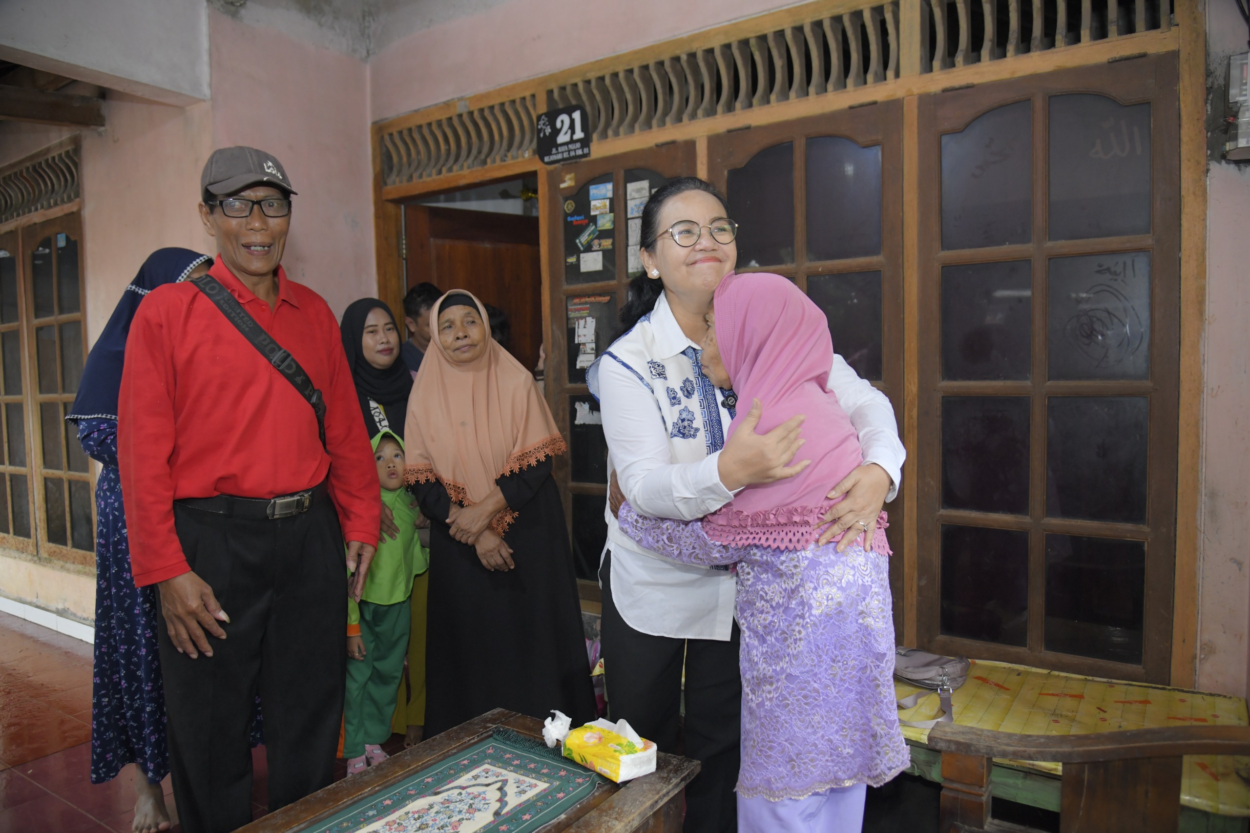 Wali Kota Semarang memeluk Mbah Kamijah. (matasemarang.com/Lia dina)