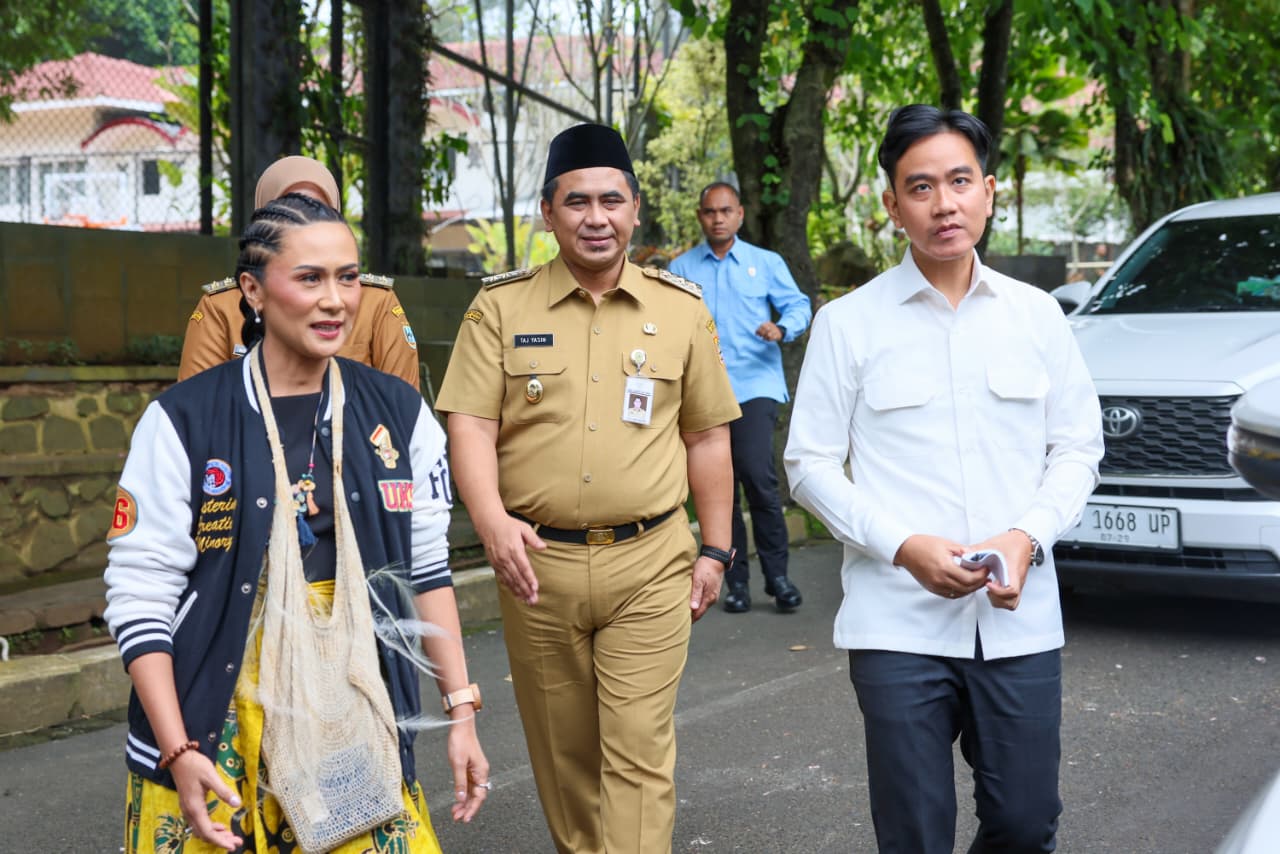 Rektor UKSW Intiyas Utami menyampaikan rencana pembukaan Magister AI di hadapan Wapres Gibran, Senin 26 Januari 2026 (foto: Pemprov Jateng)