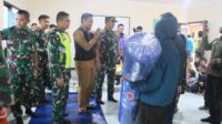 Pangdam IV/Diponegoro Mayjen TNI Achiruddin menyerahkan bantuan kasur dan selimut kepada pengungsi banjir bandang, Senin 26 Januari 2026 (foto: Pemkab Purbalingga)