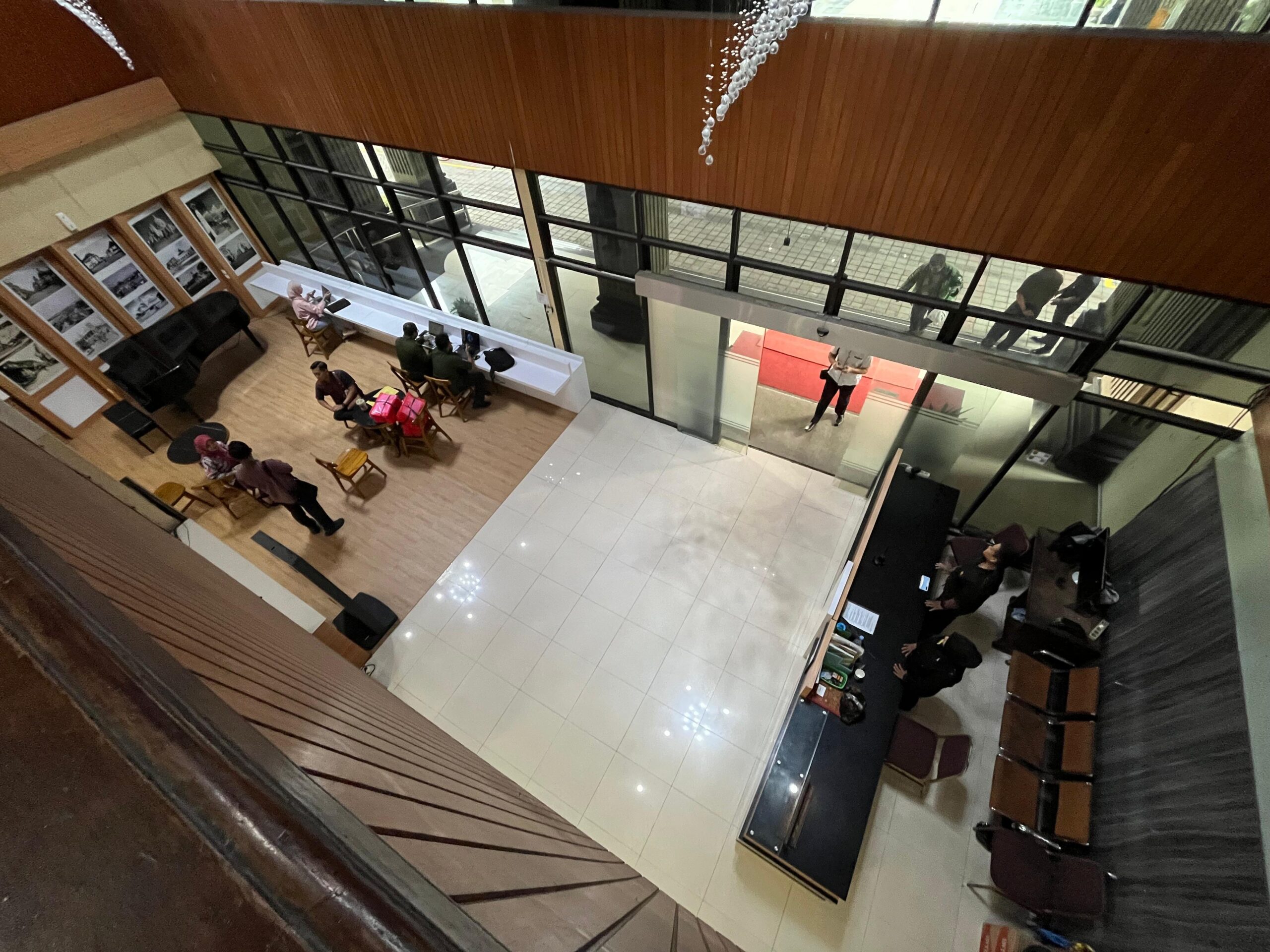 Suasana lobby Balai Kota Semarang setelah adanya gempa. (matasemarang.com/Lia Dina) Suasana lobby Balai Kota Semarang setelah adanya gempa. (matasemarang.com/Lia Dina)