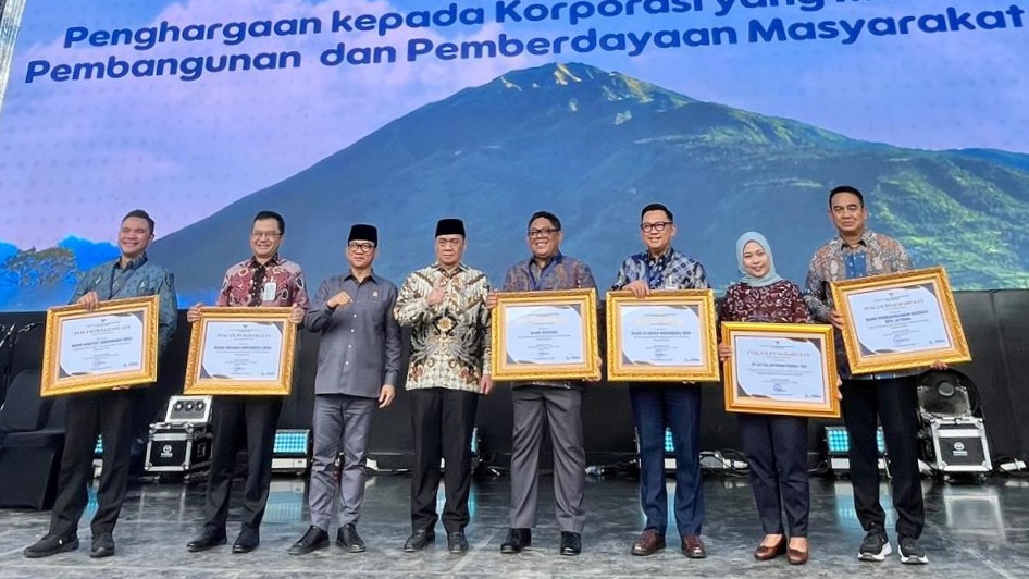 Bank Jateng menerima penghargaan dari Kementerian Desa dan Pembangunan Daerah Tertinggal pada Kamis 15 Januari 2026. (foto: Bank Jateng)