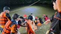 Tim SAR gabungan melakukan pencarian korban hanyut di Sungai Jlegong, Jepara, Jumat 30 Januari 2026 (foto: Basarnas Semarang)