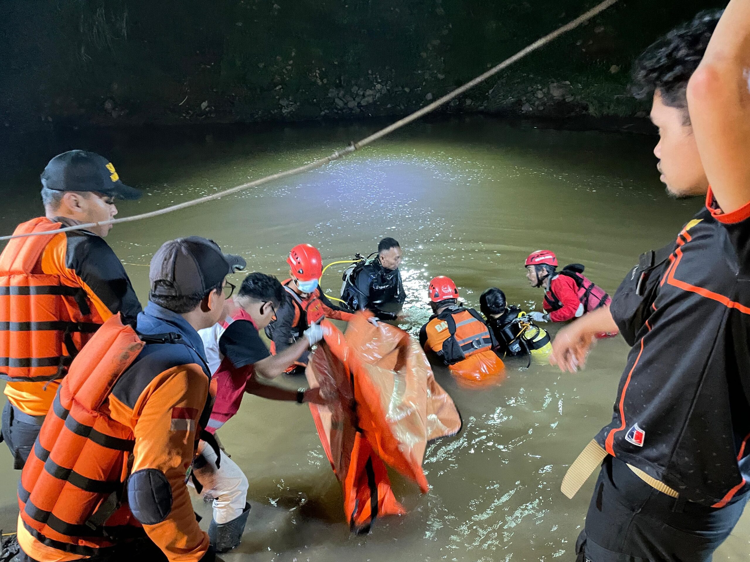 Tim SAR gabungan melakukan pencarian korban hanyut di Sungai Jlegong, Jepara, Jumat 30 Januari 2026 (foto: Basarnas Semarang)
