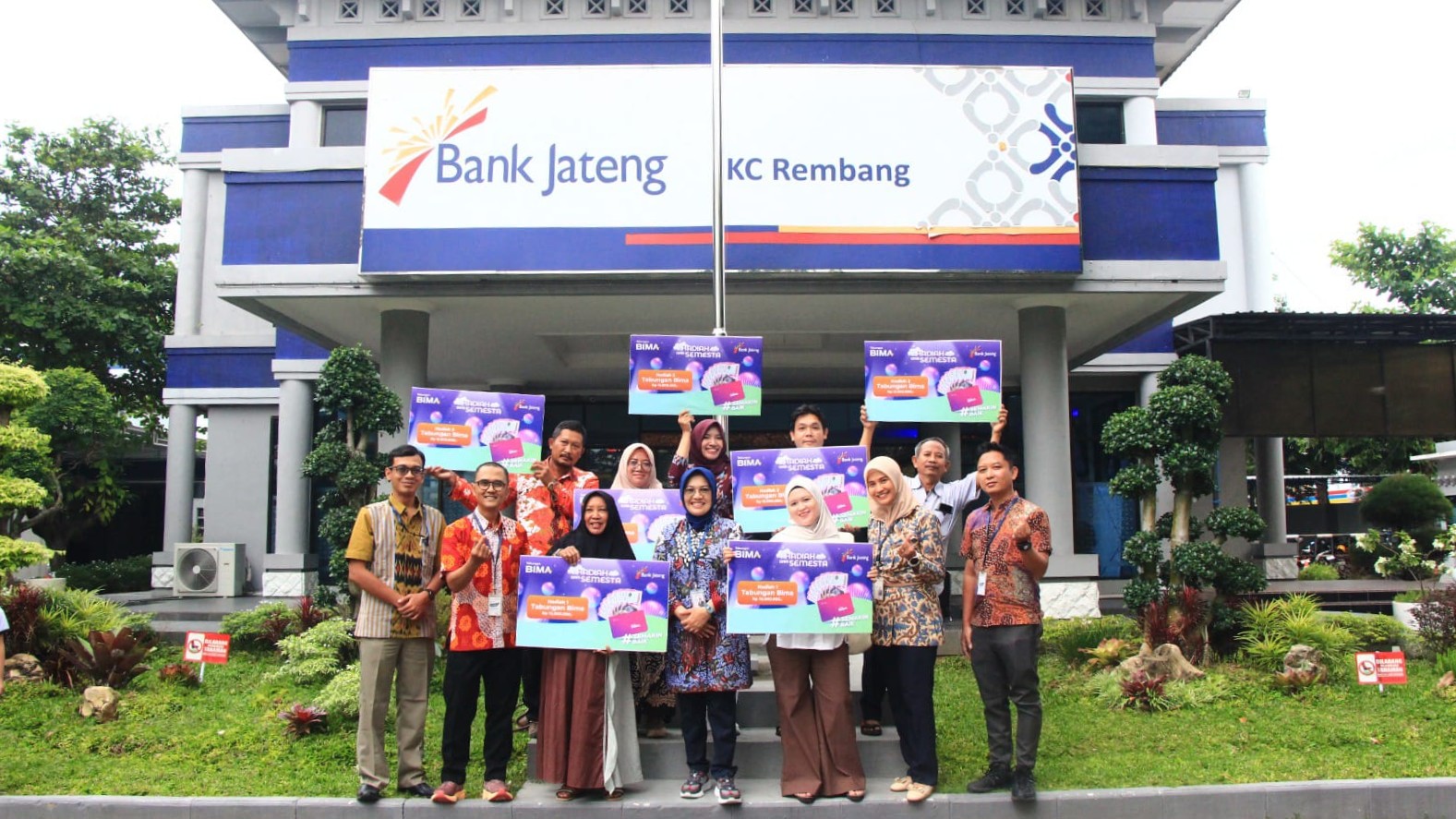 Bank Jateng Rembang menyerahkan hadiah Undian Tabungan Bima Periode I Tahun 2025 Selasa 21 Januari 2026 (foto: Bank Jateng)